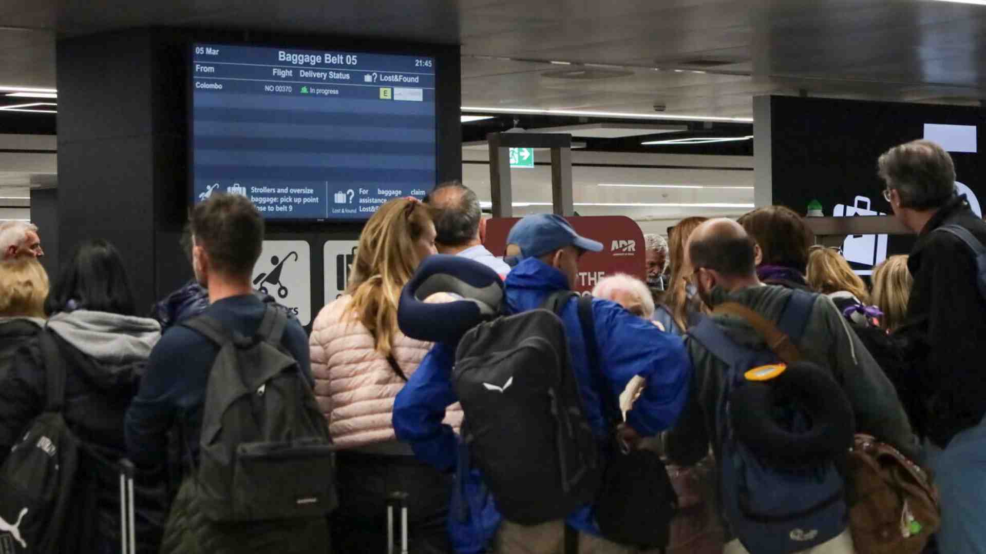 Centinaia di italiani in bermuda pretendono il rimpatrio dalle Maldive. La guerra è a 3.000 km