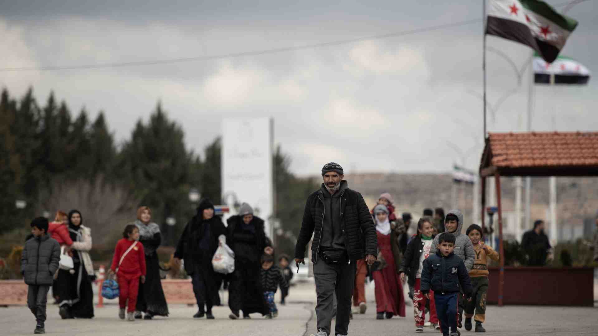 Migliaia di persone fuggono in Siria mentre le bombe cadono sul Libano