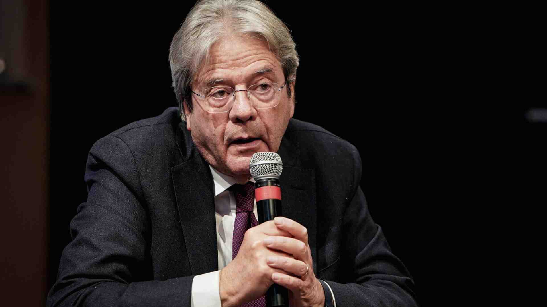 "Il no alla guerra non basta", dice Gentiloni ai pro Sanchez dem