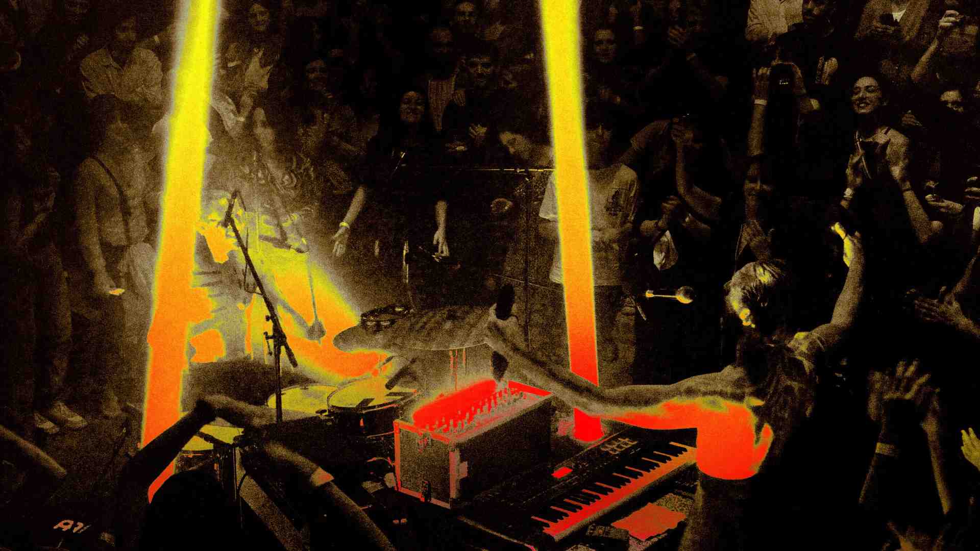 Con “LIVE?”, i Mombao aprono un interrogativo sulla musica dal vivo, e non lo chiudono