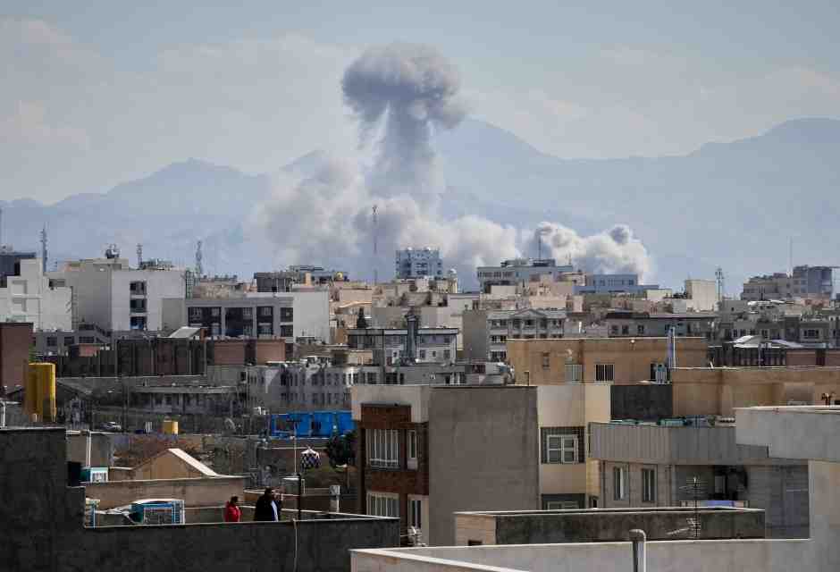 Diserzioni, appelli e minacce contro i traditori. Lo scontro oltre l’ideologia compatta