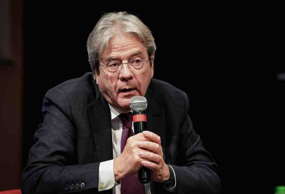 "Il no alla guerra non basta", dice Gentiloni ai pro Sanchez dem