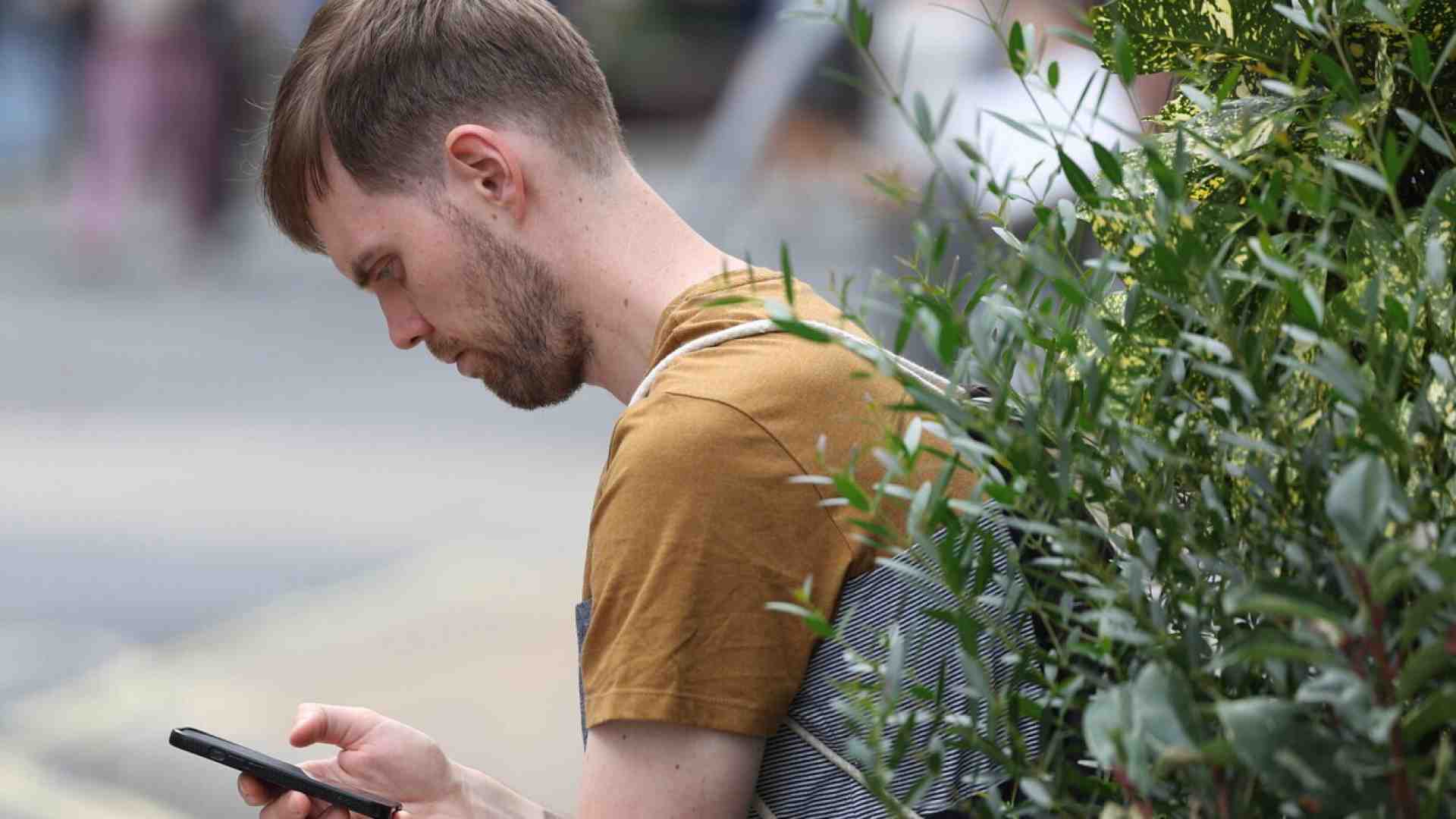 Il panico per i giovani con gli smartphone e l’elogio funebre dei libri. Leggere o guardare