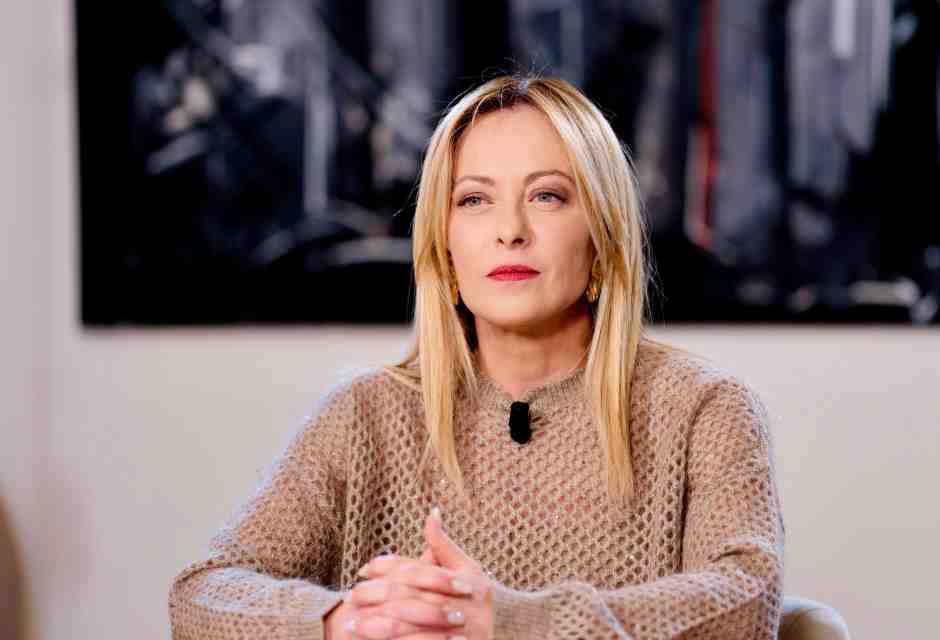 Meloni equilibrista sull'Iran: "Non condivido, né condanno”. E studia le accise mobili contro il caro benzina