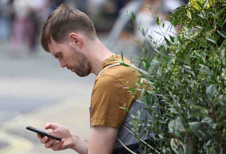 Il panico per i giovani con gli smartphone e l’elogio funebre dei libri. Leggere o guardare