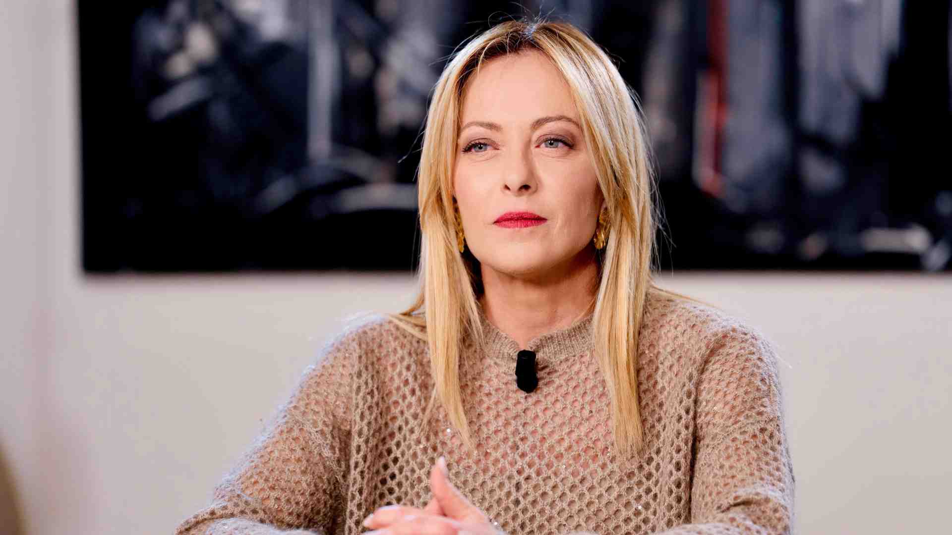 Meloni sale sul Frecciarossa del "Sì". Video, treni, ministri mobilitati. Bartolozzi: "La magistratura è un plotone"