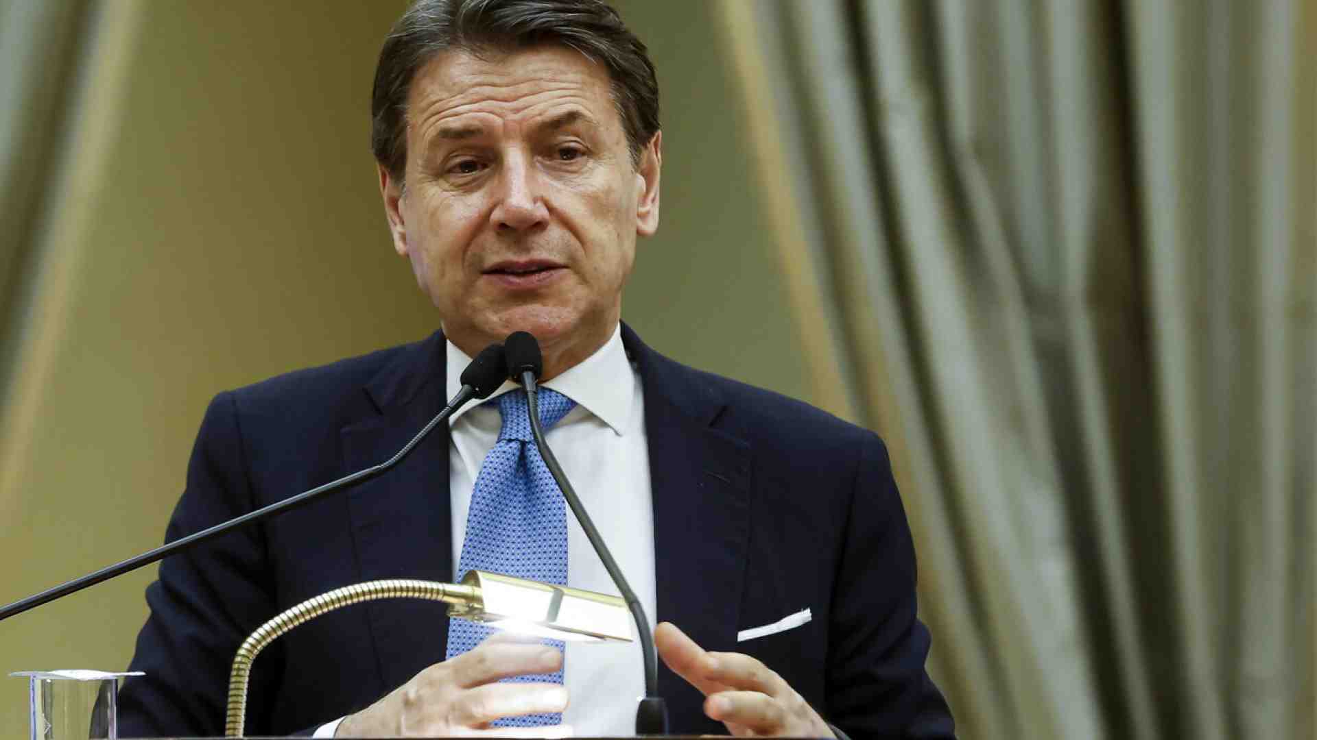 Un Conte da pace, guerra ed ex pandemia si allena per le primarie (visti i sondaggi)