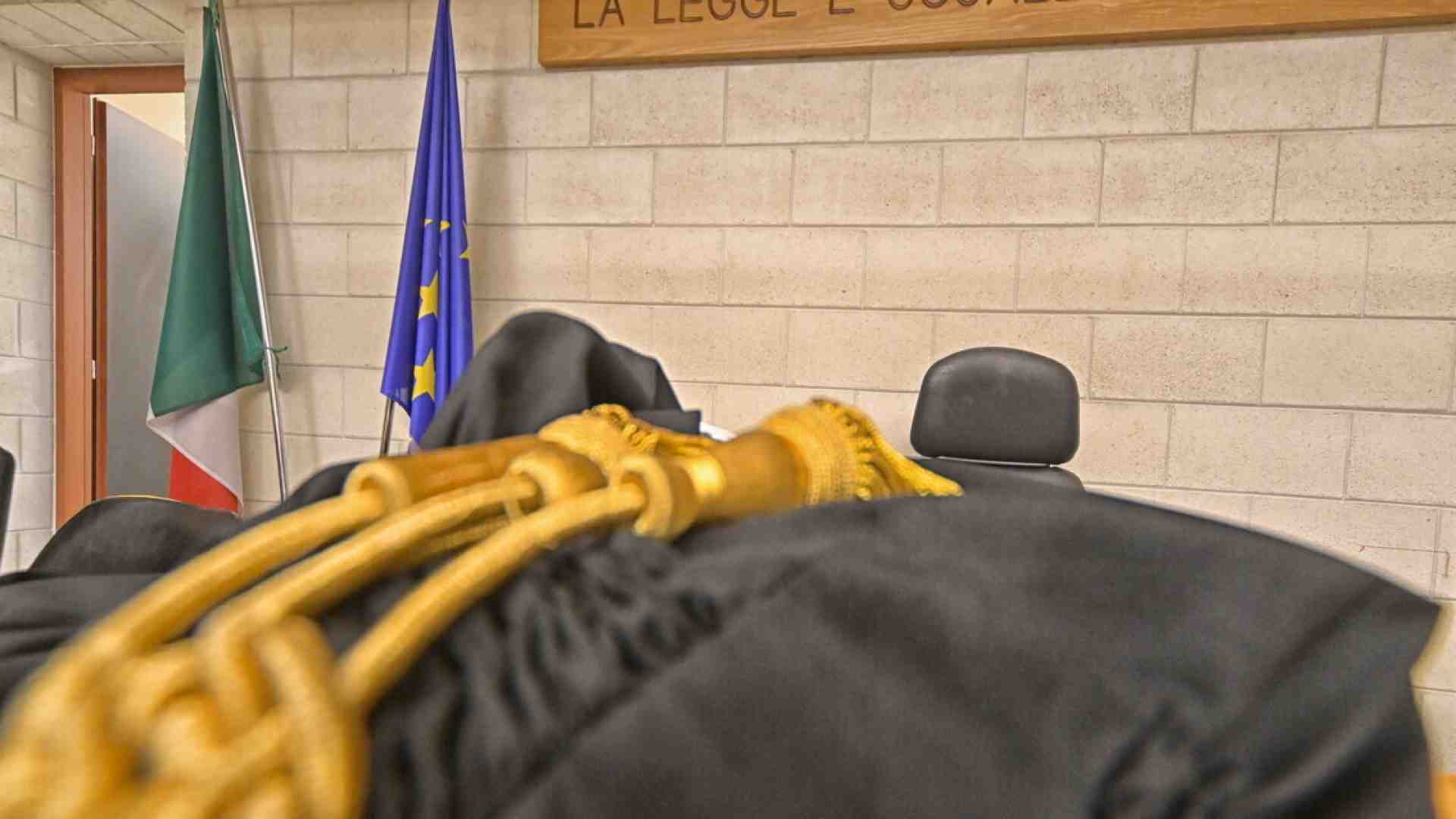 Dalla maestosità della toga al colletto lavabile del superpoliziotto