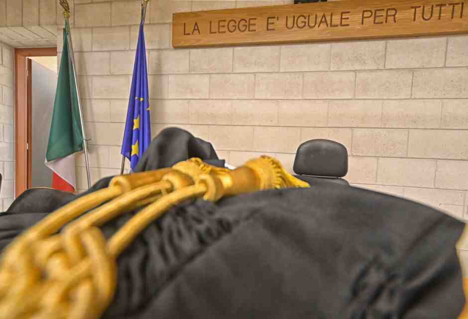 Dalla maestosità della toga al colletto lavabile del superpoliziotto