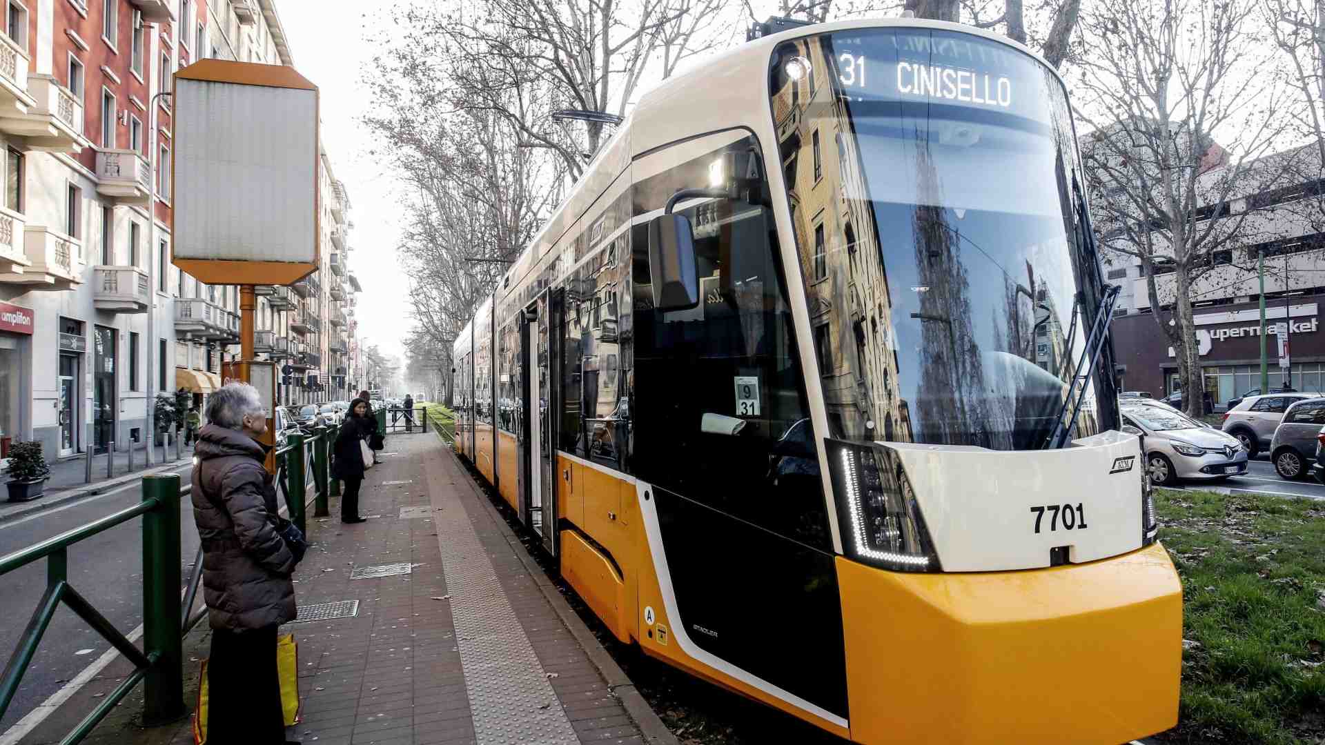 Attaccati al tram, che resta un mezzo ottimo per muovesi in città