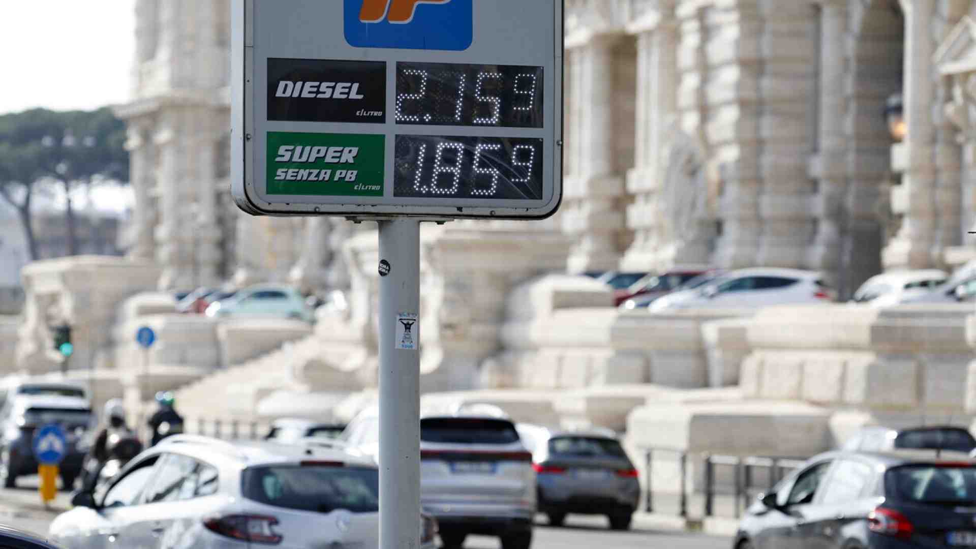 Come è fragile l’idealismo pacifista che si affida a quanto costa fare il pieno di benzina