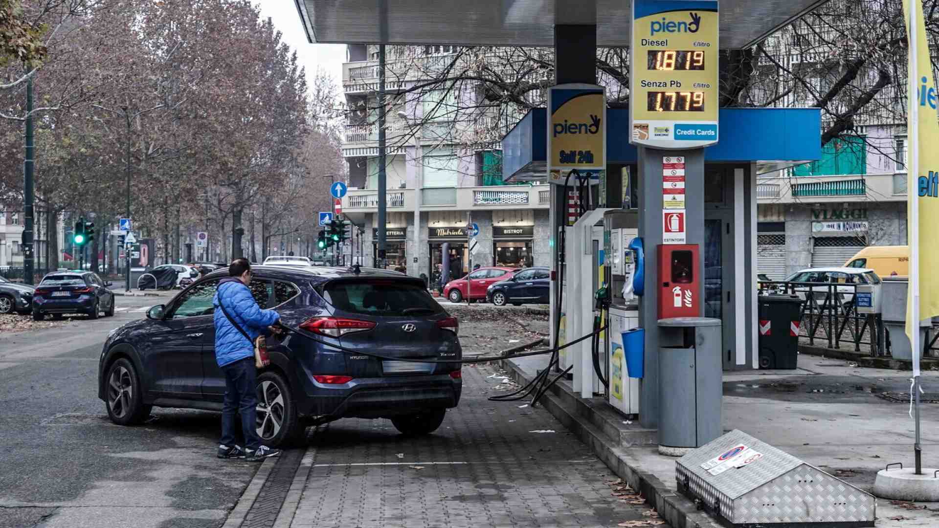 Diesel e benzina aumentano in tutta Europa: gli interventi dei governi