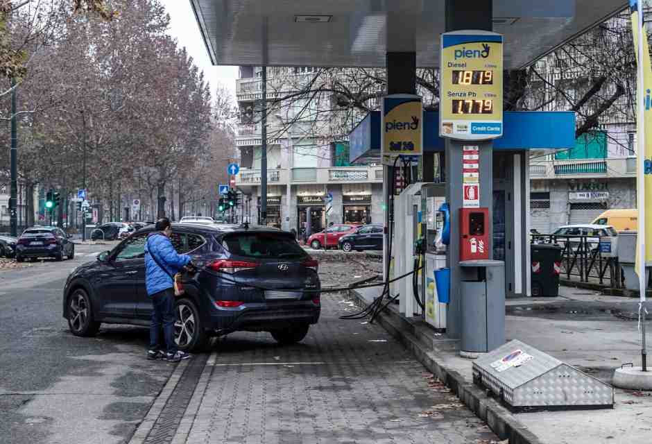 Diesel e benzina aumentano in tutta Europa: gli interventi dei governi