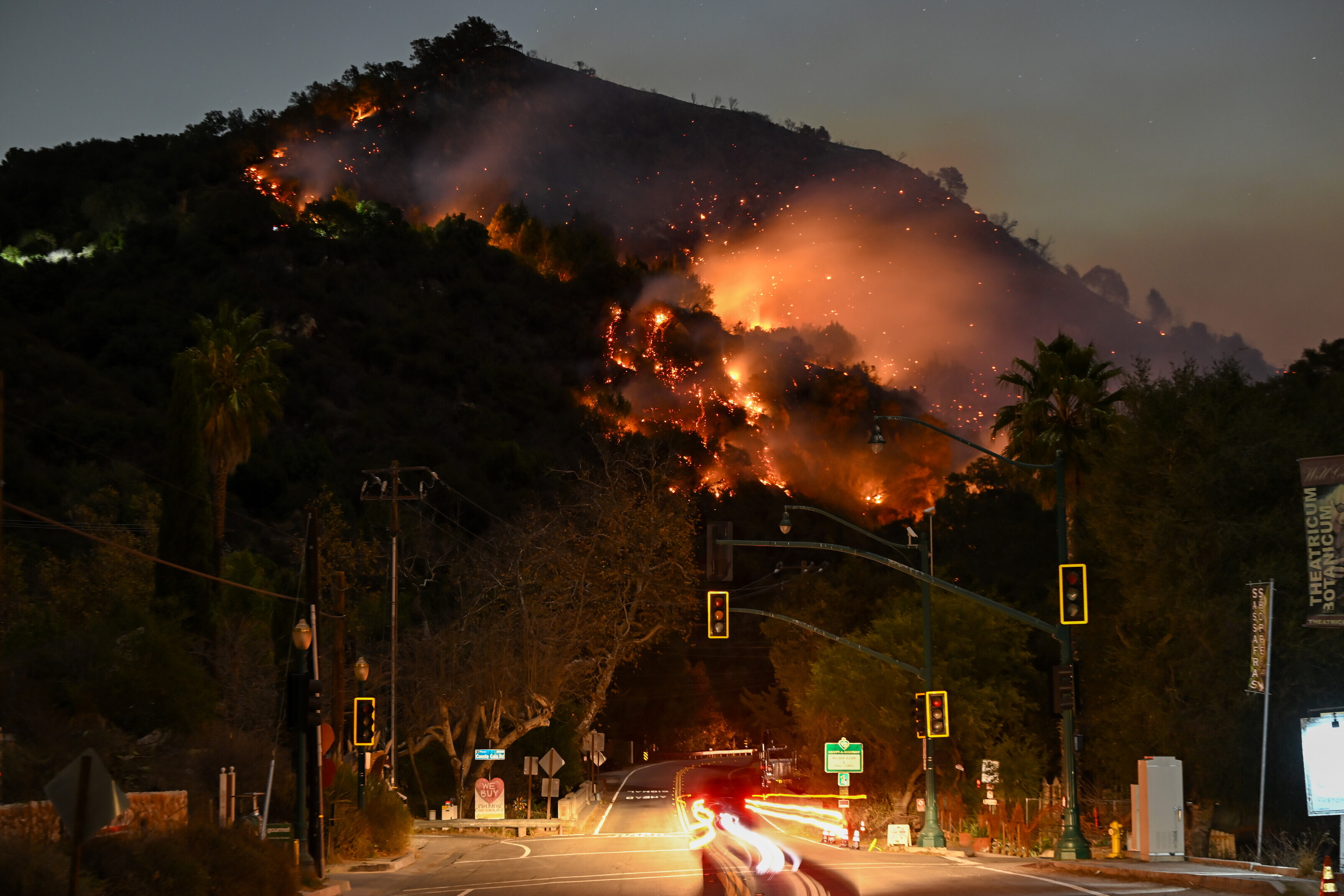 Fiamme sulle montagne di Topanga vicino a Pacific Palisades (Foto di Tayfun Coskun/Anadolu via Getty Images)&nbsp;