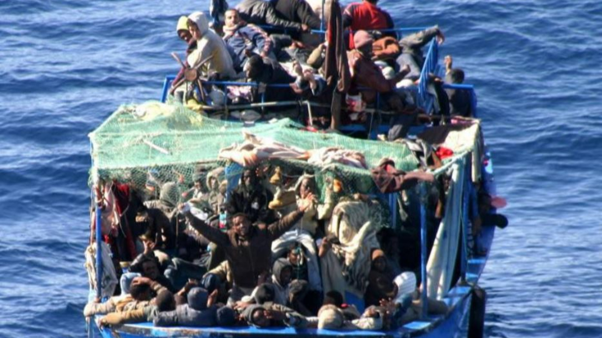 Il Papa: priorità salvare vite. E il Consiglio d'Europa: no a leggi anti-Ong