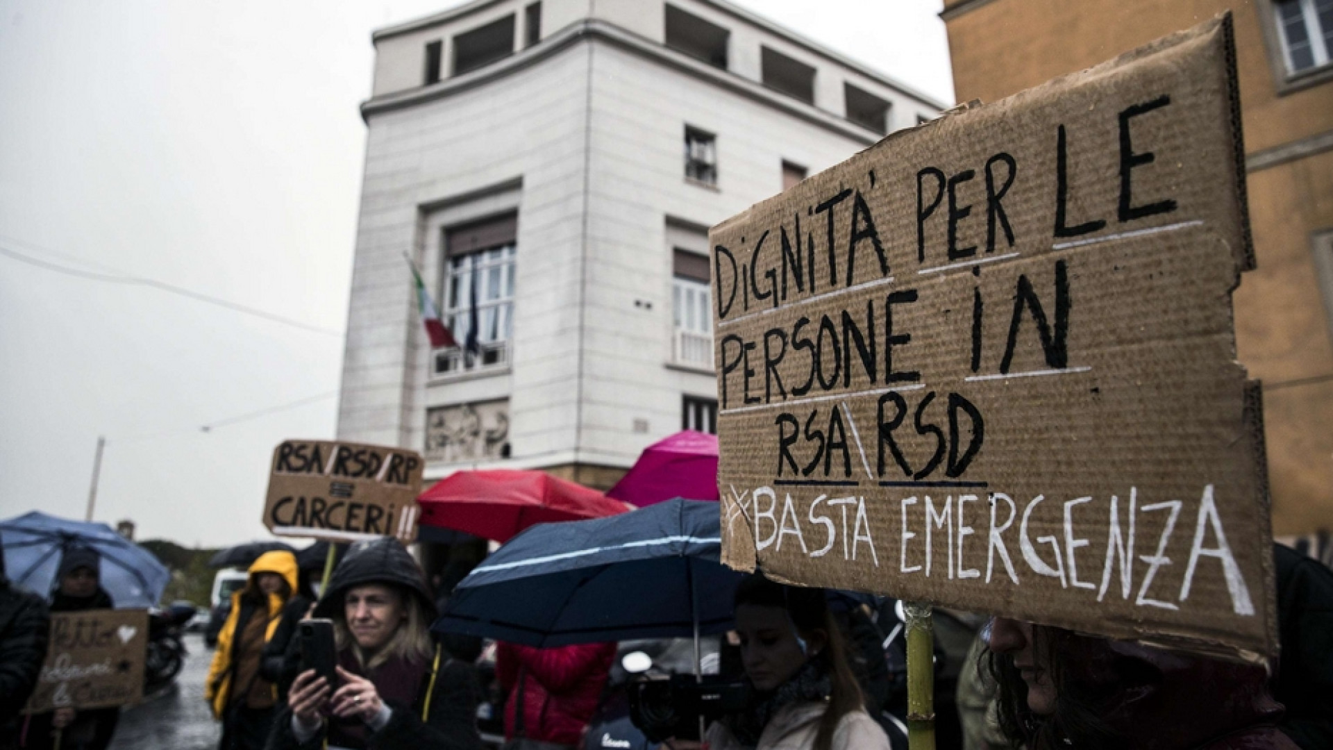 Le famiglie dei ricoverati nelle Rsa: col Covid strutture ridotte a carceri