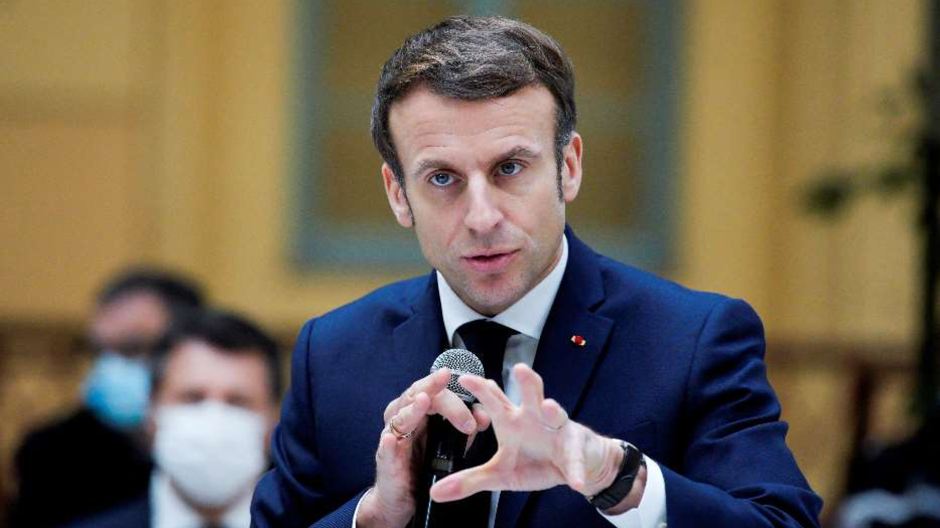 In Francia Macron punta a mettere al lavoro irregolari e "sans papiers"