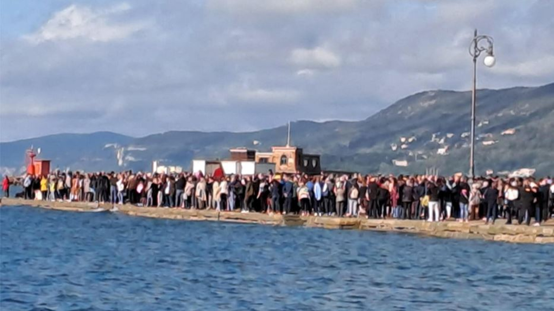 La preghiera per la pace davanti al mare: ecco le parole