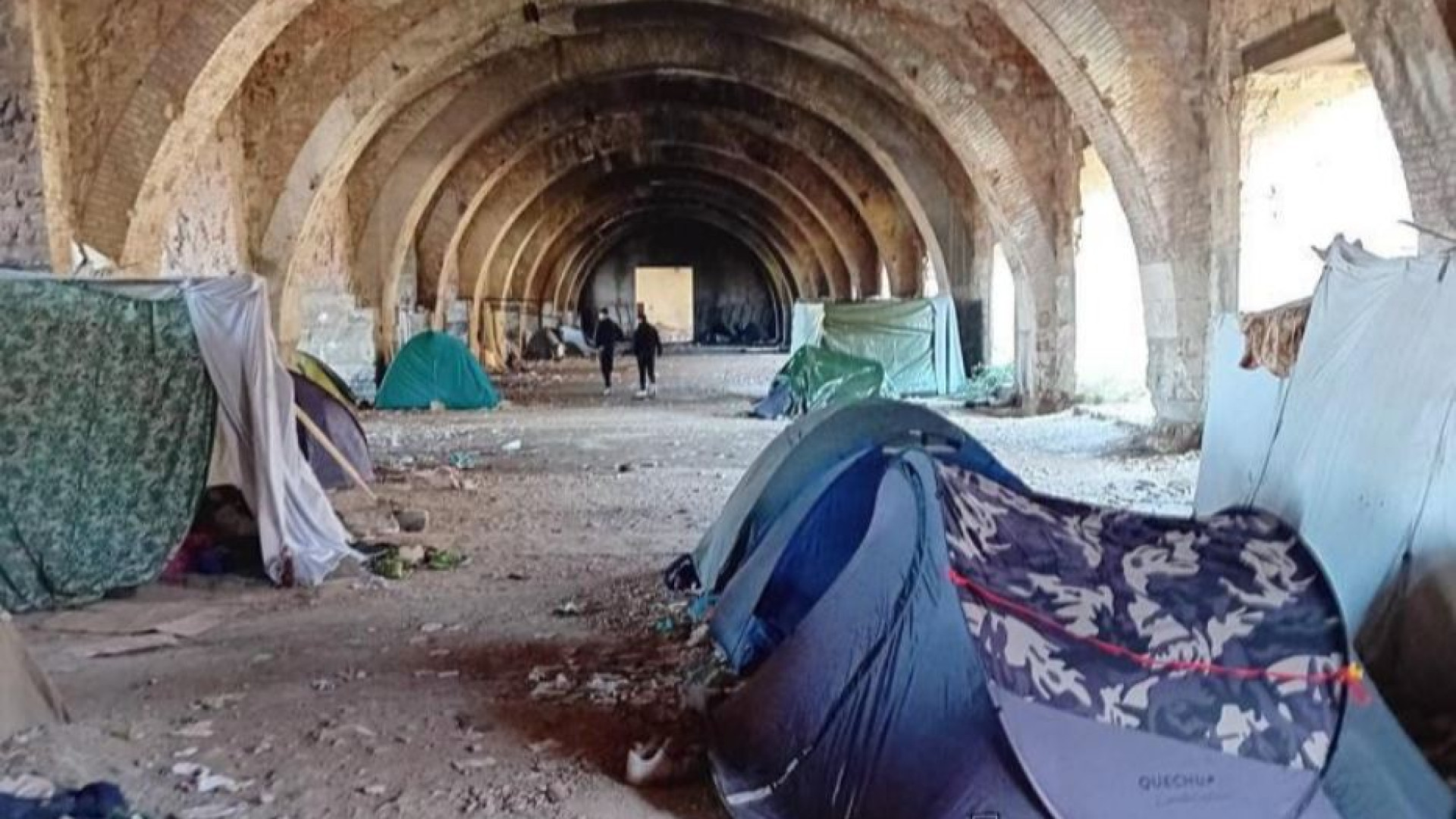 Tra gli “esclusi” dell’accoglienza: le tende nel silos e i trasferimenti