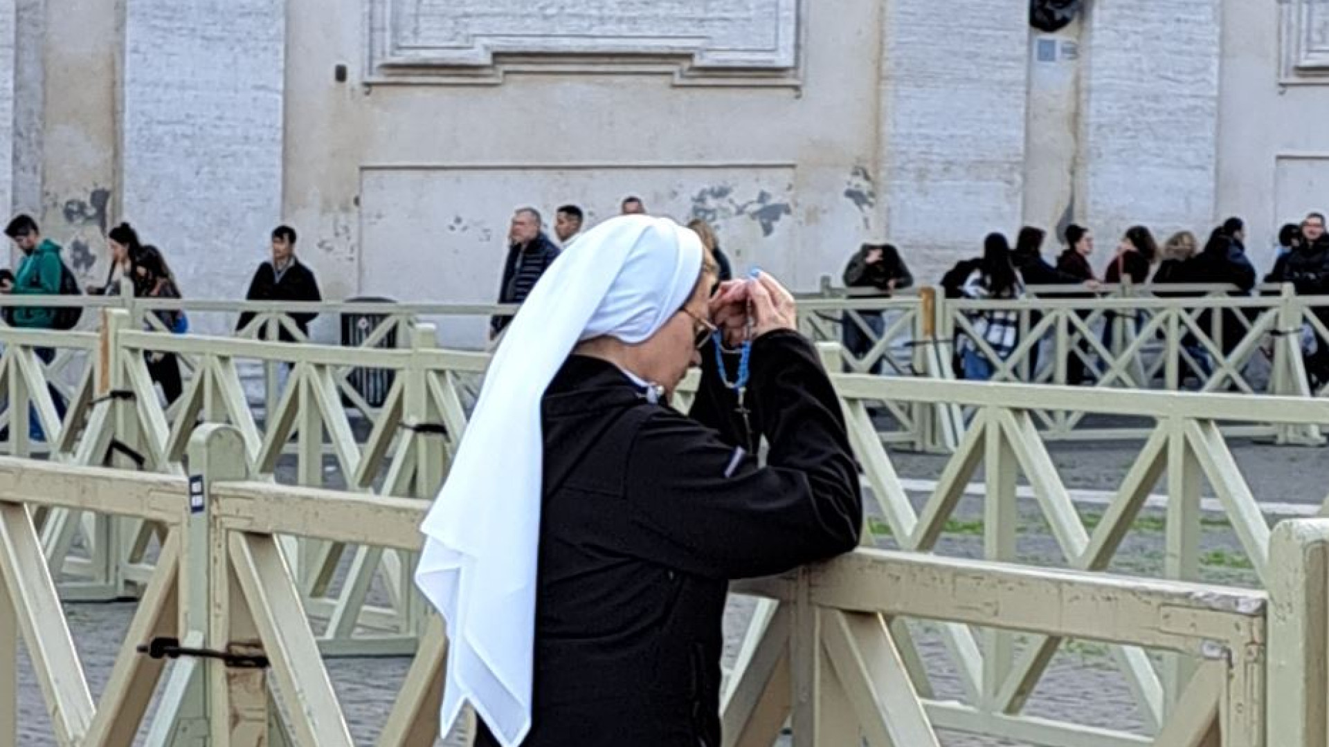 In preghiera per Ratzinger davanti al presepe in piazza San Pietro
