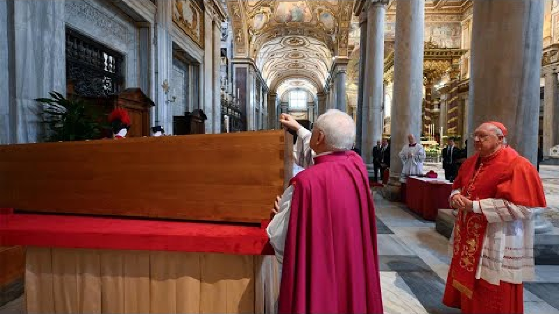 La preghiera, poi i sigilli: il rito della tumulazione di Francesco