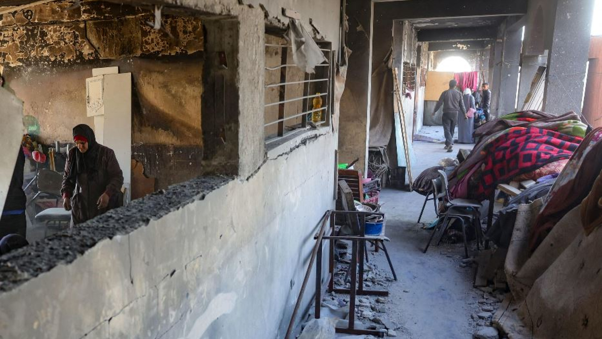 I missili di Israele sull'ospedale di Gaza: terrore e barelle in strada