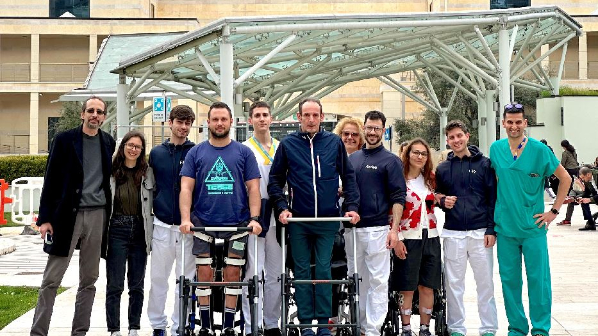 Tornano a camminare con lo stimolatore midollare. «Prima volta al mondo»