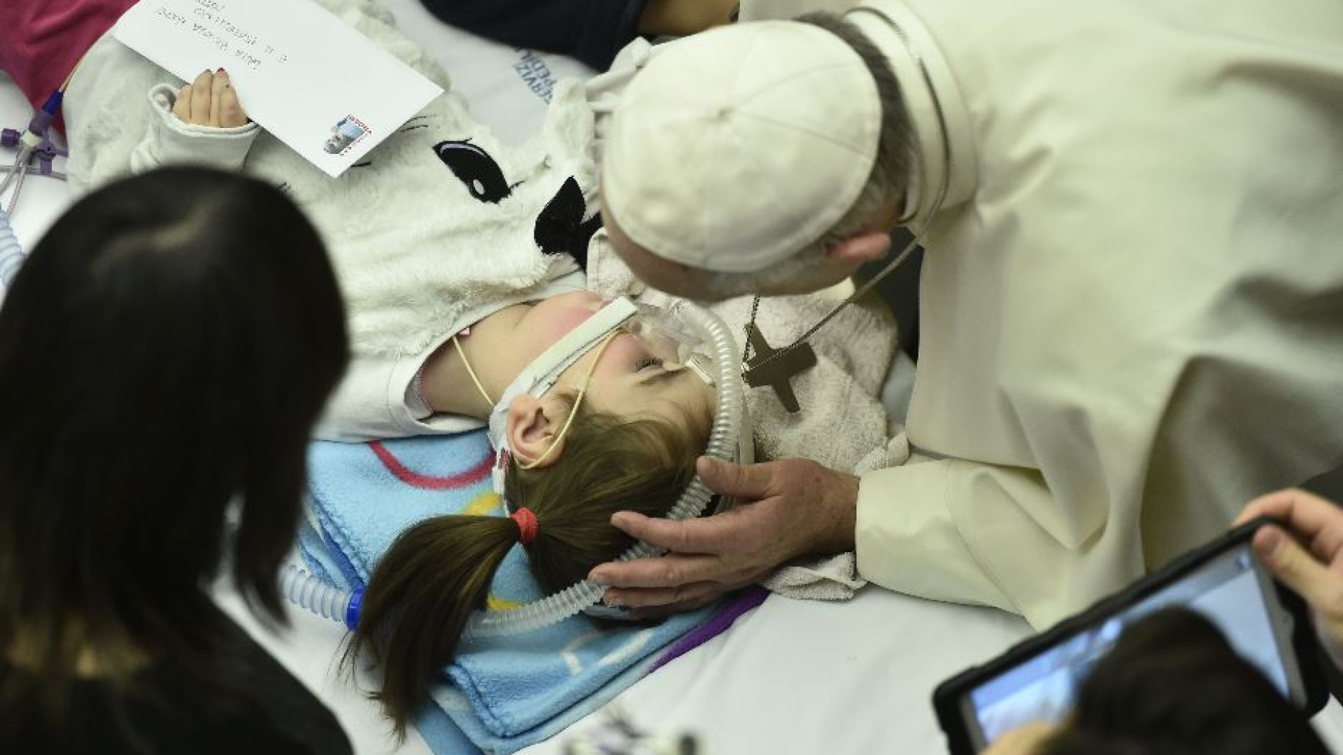 Il Papa: malati, operatori sanitari e familiari, angeli di speranza per tutti