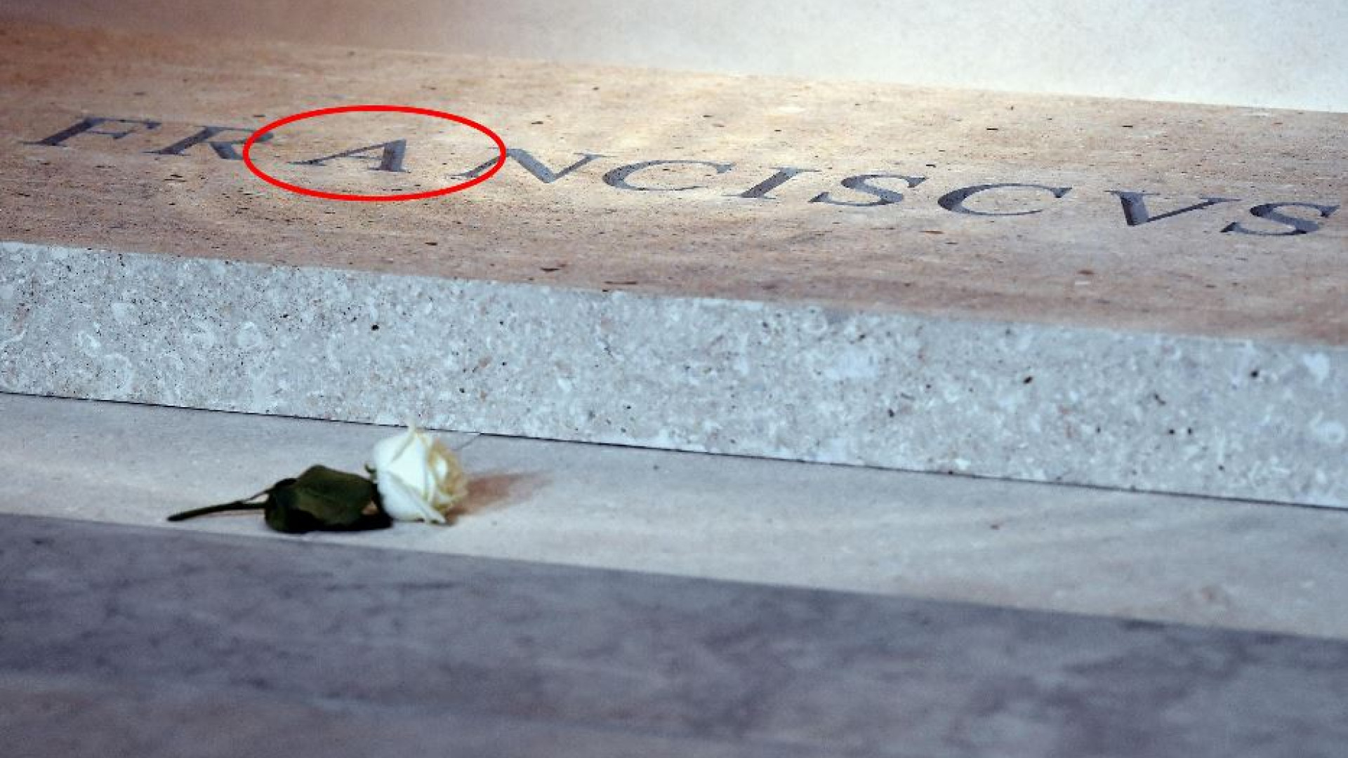 Lasciate così la lapide di Francesco: quella “A” c'entra con l'amore