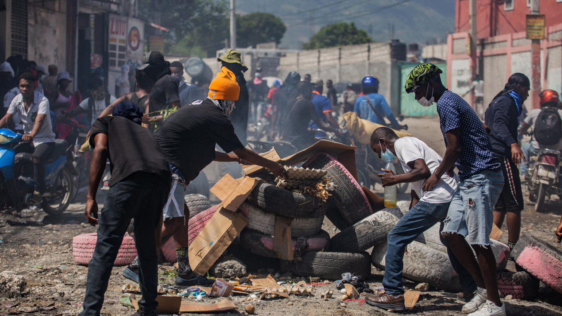 Solo muri e barricate di copertoni contro le bande di Port-au-Prince