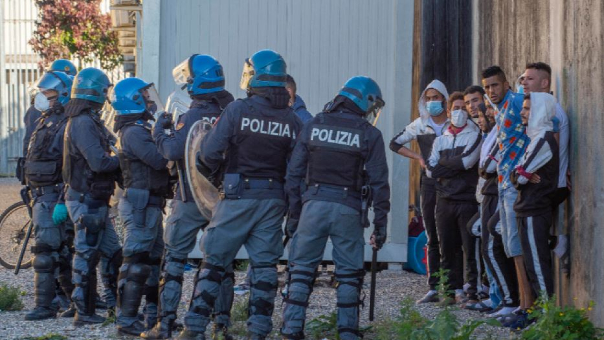 Fughe, rivolte e suicidi: il limbo dei migranti è a Gradisca