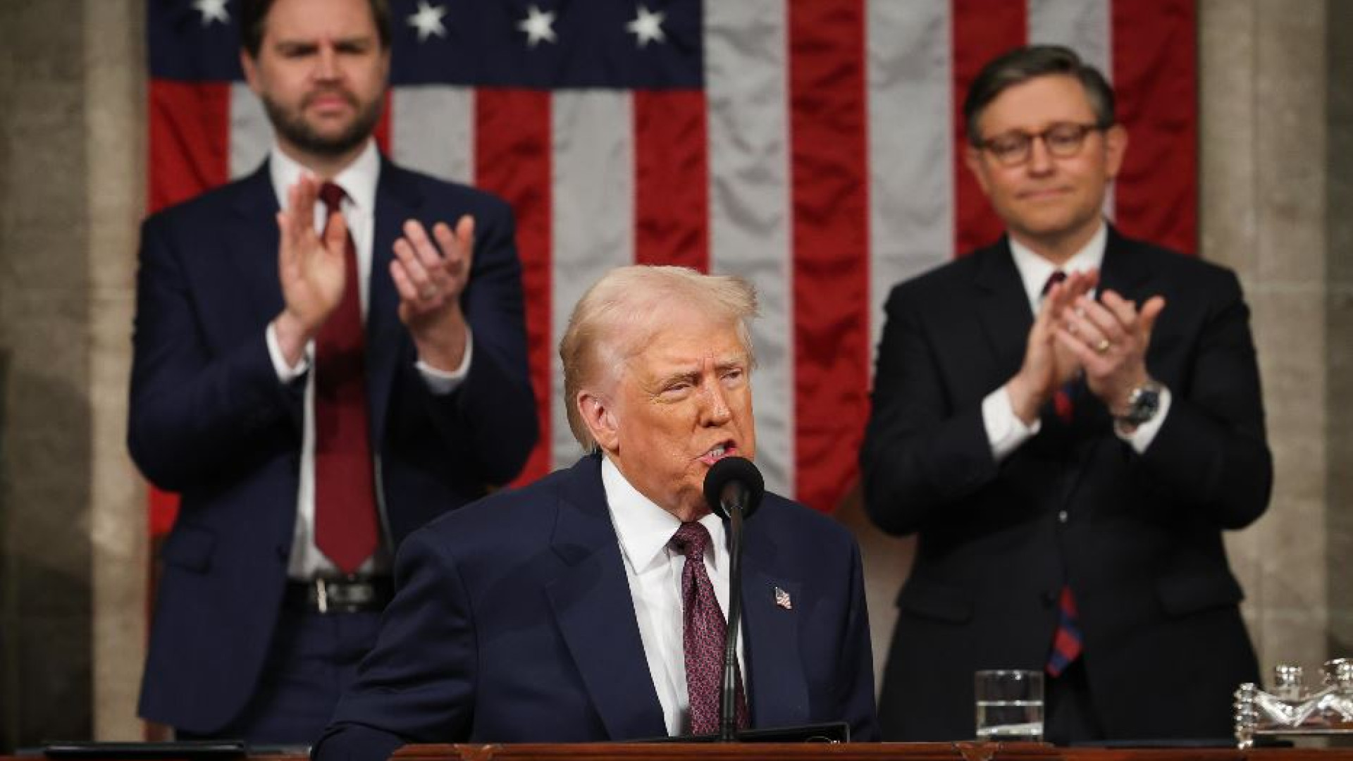 Ansa | Il presidente americano Donald Trump ha parlato al Congresso nell'annuale discorso sullo stato dell'Unione. Dietro di lui, da sinistra, il vicepresidente JD Vance e lo speaker della Camera, il repubblicano Mike Johnson