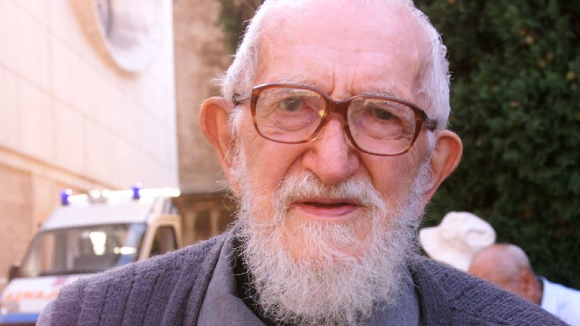 Abbé Pierre: i vescovi francesi chiedono l'apertura di un'inchiesta